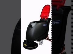 Industriële wandeling achter een autowasser met een 50L-recuperatietank